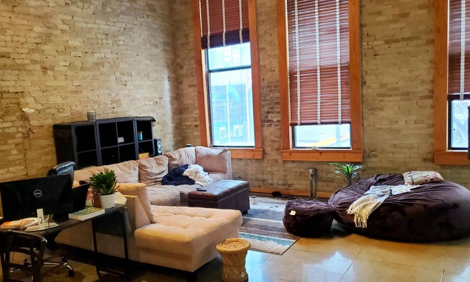 East Town Condominio | Perfect Location! Beautiful Interior Spacious Condo!
