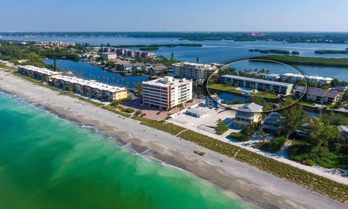 Siesta Key Condominio | Ubicación perfecta. Hermosas vistas de agua Piscina temperada. 2 BD / 2 BA