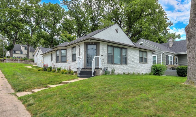 Aksarben - Elmwood Park Casa | Perfect Location in Omaha, Walking distance to Aksarben village and Boxter Arena