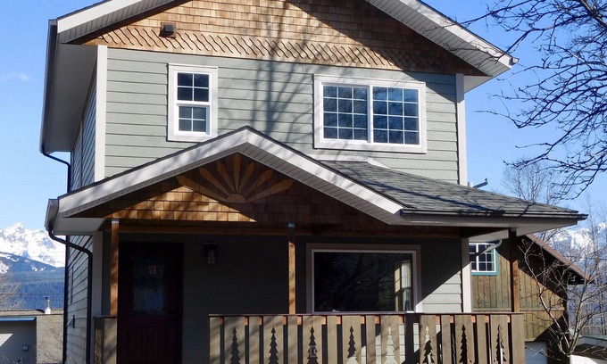 Seward Casa | Ubicación perfecta en el corazón de Seward, con vistas al monte Maratón y la bahía.