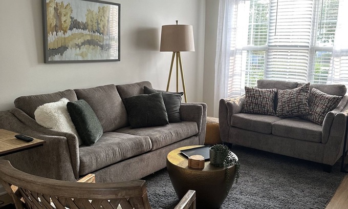Greensboro Casa | Perfect location in Greensboro-Entire Townhouse