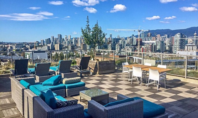 Mount Pleasant Condominio | Perfect location / private patio / rooftops AMAZING VIEWS! / gym / courtyard