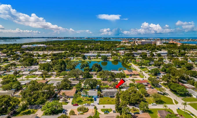 South Pinellas Community Council Casa | Perfect Location! Under 8 Mins to the beach. Family & small dog friendly 🐶 home