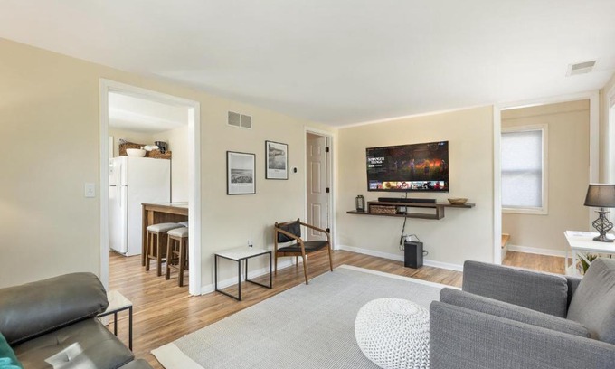 East Lansing Casa | Perfect Location Walk to MSU Campus High End Mattresses Fast Wi-Fi