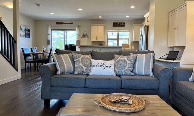 East Kootenay Casa | Perfect Mt. View Townhouse | Garage | Deck | BBQ