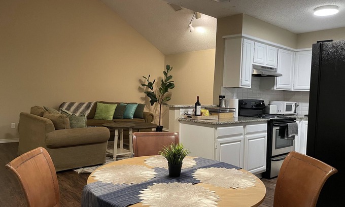 Far North Dallas Casa | Perfect North Dallas Bungalow