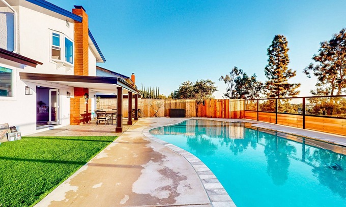 Del Cerro Casa | Perfect oasis with saltwater pool, games, firepit, massage chair - dog-friendly