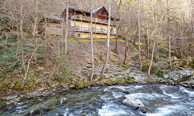 Gatlinburg - Pigeon Forge Cabina | Secluded Riverfront 4 K EnSuites Hot Tub Firepit