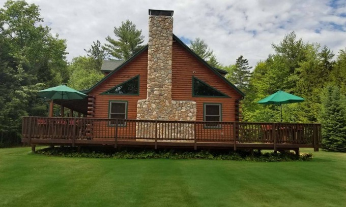 Thornton Cabina | Perfect Pemi Riverfront Log Cabin, Great for Families, Sleeps 10.