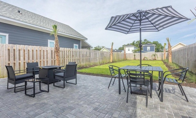 South Pensacola Casa | Perfect Pensacola Location & Private Yard