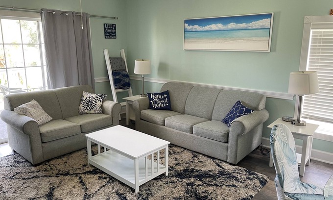 Central Myrtle Beach Condominio | Perfect Pet Friendly 2 Bedroom Condo in the Heart of Myrtle Beach!