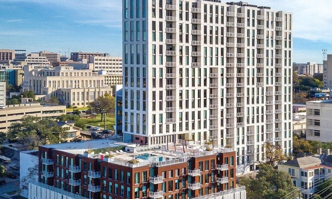 Civic District Complejo | Perfect place to view the Solar Eclipse from a roof top deck in amazing Austin.