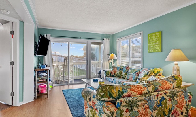 Morehead City Condominio | ¡Nuevo listado! ¡Vistas perfectas a la piscina y pasos a la playa!