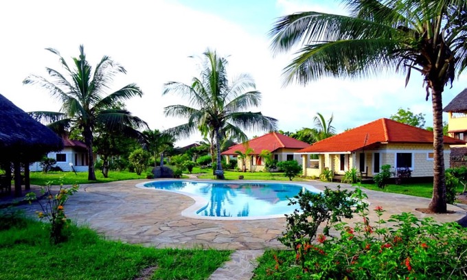 Diani Beach Cabaña | Vistas perfectas a la piscina y relajación en la playa en Diani.