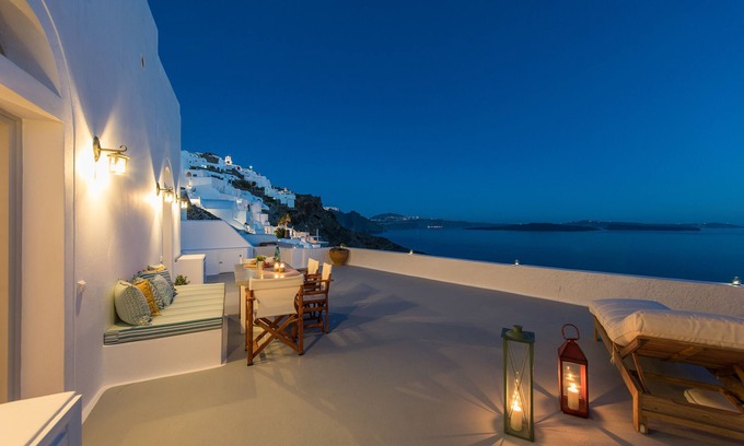Oia Villa | Perfect Purity House