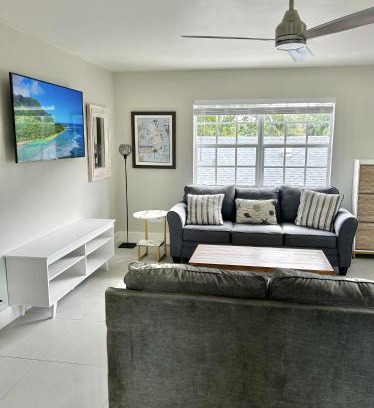 West Palm Beach Apartamento | Perfect remote work spot! Close to everything!