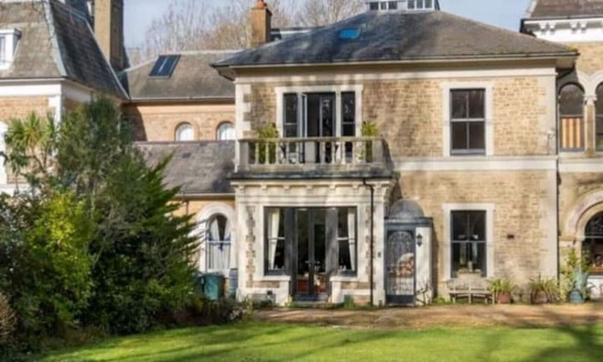 Ryde Casa | Perfect Retreat in Luxury & Historical Manor House