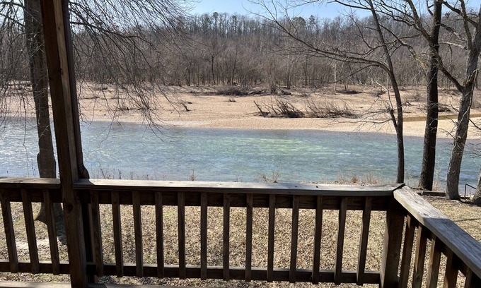 Van Buren Casa | Perfect riverfront Eclipse Cabin with 3 minutes and 51 seconds of totality.