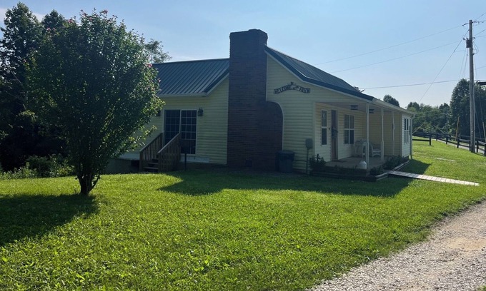 Rogers Otro | Perfect RRG Location - Farmhouse with hot tub