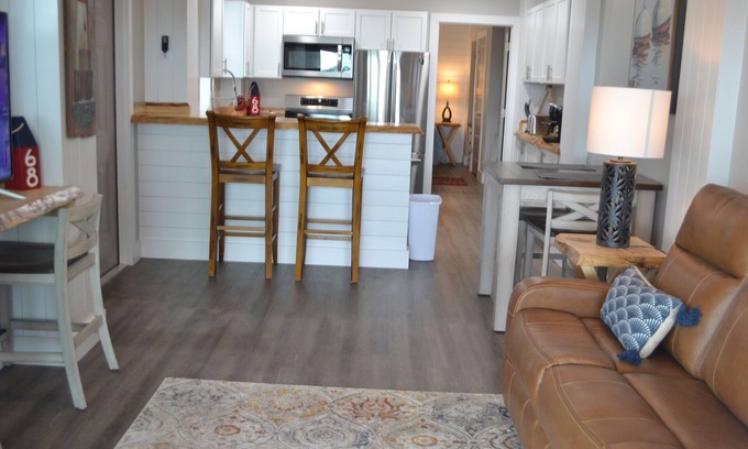 Sunbury Casa | Perfect size for 2 next Sunbury Crab Co Restaurant