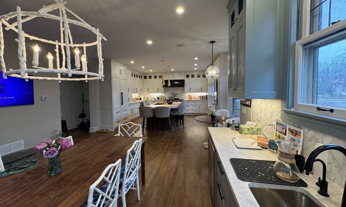 Shorewood Casa | Perfect Spacious RNC Rental. Rare 1st Fl. Master & Guest both w/ Full Bath.