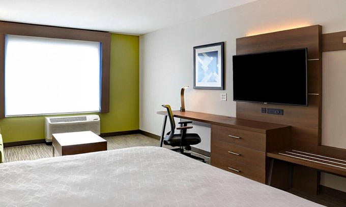 Ottawa Casa | Perfect Suite for Leisurely Getaway! Pool, Gym