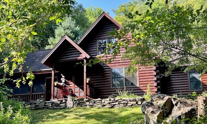 West Arlington Casa | Perfect Vermont Log Cabin - Footsteps from the famous Battenkill River!