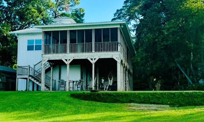 Mobile Casa | Perfect waterfront home on Dog River, Mobile, AL. Bring your boat!