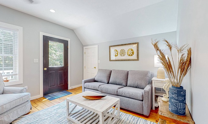 Vineyard Haven Casa | Perfectly located duplex with comfy layout & beach gear - steps from Main Street