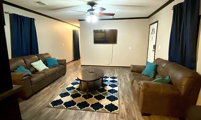 Sunshine Casa | Perfectamente ubicado 3BR / 2BA: 5 minutos de Dow!
