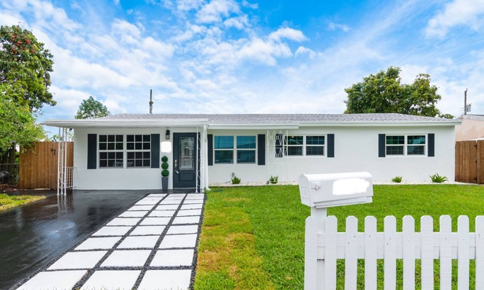 Driftwood Casa | Perfectly located 4 Bedroom home W/ Pool
