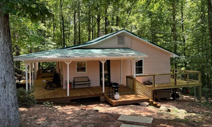 Pine Mountain Valley Cabina | Perfectly Pink & Cozy 2-bedroom cabin in charming Waverly Hall