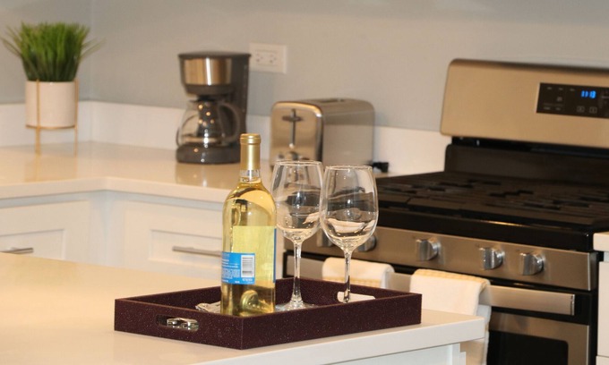Tri-Taylor Apartamento | Perignon Castle Chicago 1BD 1BATH with Free Street Parking