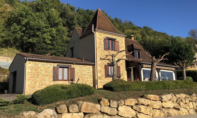 Bezenac Casa | Villa perigordina con vista panorámica y piscina climatizada.