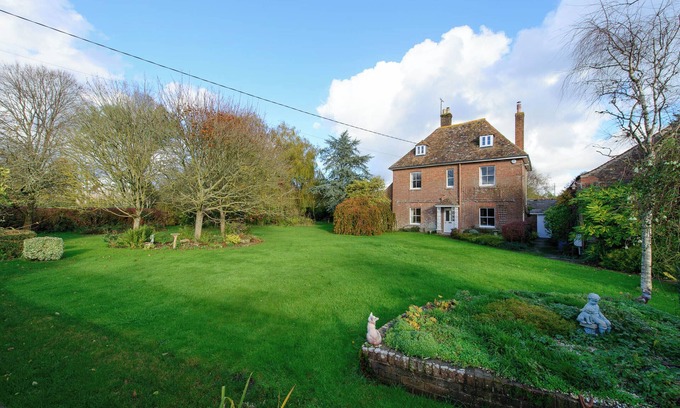 Milborne Saint Andrew Otro | Period Farmhouse With Large Garden In Village Location