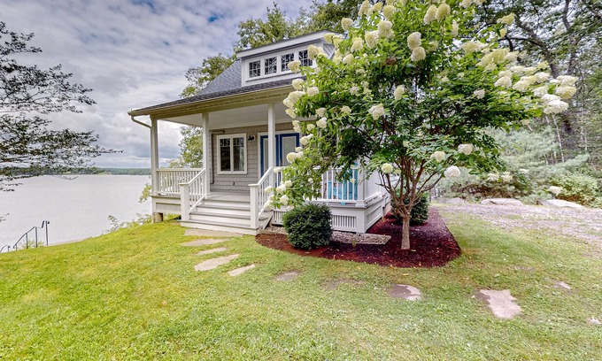 Westport Cabaña | Periwinkle Cottage | Sunny cottage in Westport Island overlooking the river