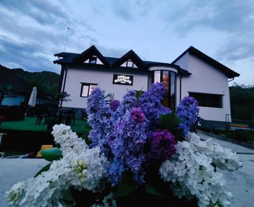 Ponoarele Casa | Perla Muntilor Ponoarele, Padurea de liliac