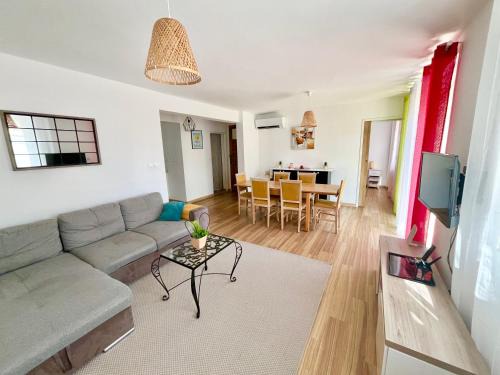 Toulon Apartamento | Perle rare, F4 donnant sur un grand jardin privé aménagé, parkings gratuits, clim, calme, idéal famille & pro, 10 min de la mer et du centre-ville, de la gare sncf et routière