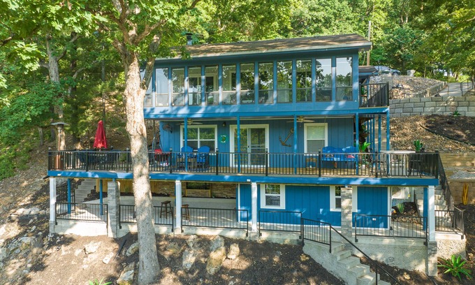 Lakeland Casa | Personal Tiki Bar on the Lake! 5 mins from Bagnell Dam!