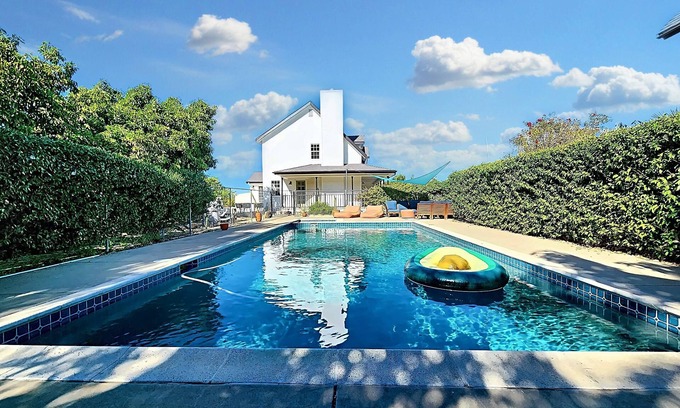 Valley Center Cama Y Desayuno | Personalized Retreat: Saltwater Hot Tub & Pool, Chef, Spa Services Included