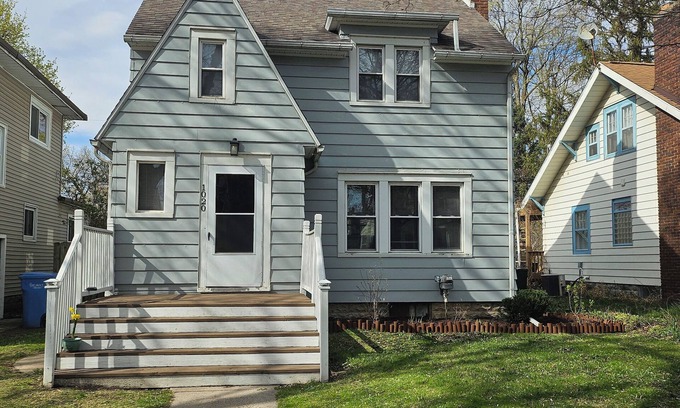 Lansing Casa | Pet and family friendly-3 bedroom home-MSU Campus 10 min away!