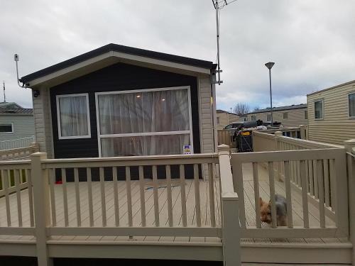 Clacton-on-Sea Otro | PET FREE family mobile Home sleeps 8 with large secured decking Sea wick holiday park