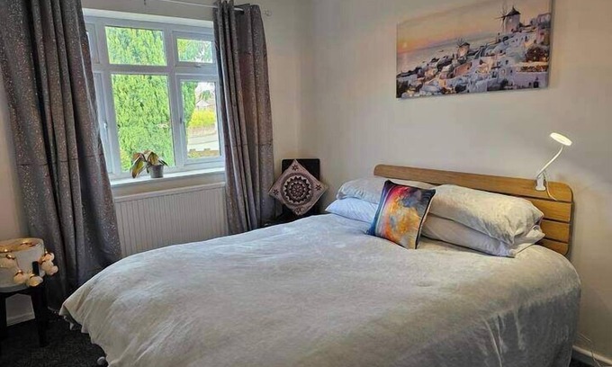 Chester Casa | Pet Friendly - 2 Bedrooms - 4 Guests - Parking