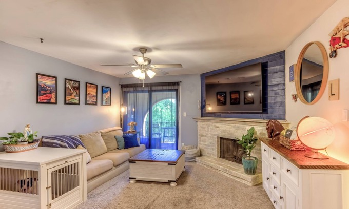 Casas Adobes Condominio | Pet-friendly 1-bedroom condo in NW Tucson with Fireplace & Covered Patio