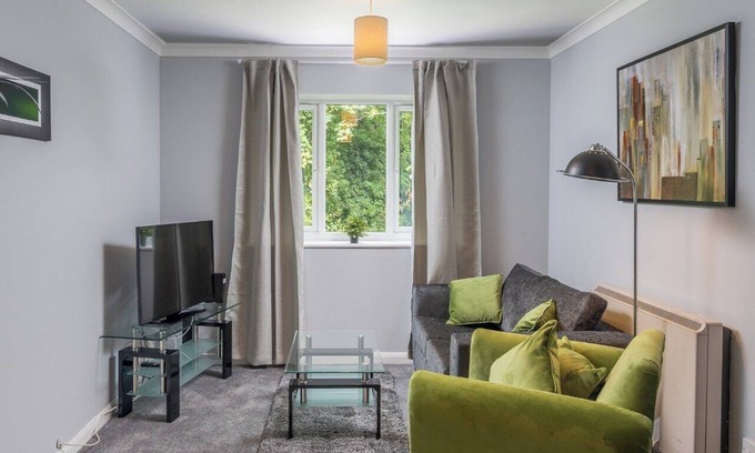 Southgate Apartamento | Pet Friendly 1-Bedroom Corporate Apartment in Peaceful Crawley with Free Parking