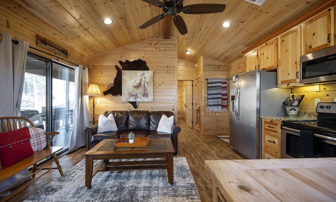 Broken Bow Cabina | Pet friendly 1 BR Cabin, Hot Tub, Fire Pit, Sleeps 4