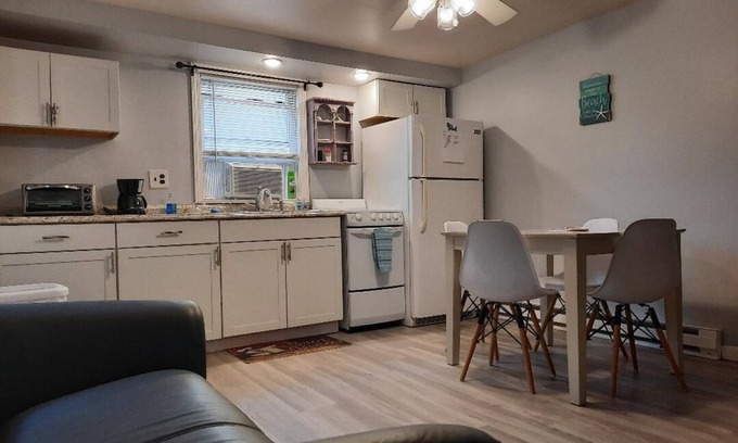 Matunuck Apartamento | Pet Friendly 1 bedroom walk to beach in Matunuck RI White Wave at the Marilla