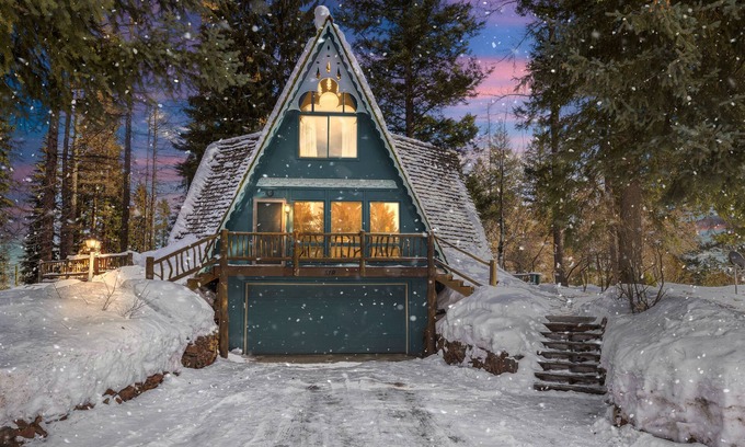 McCall Casa | Pet Friendly, 10 Guests, Walking Distance to Payette Lake/Downtown, Hot Tub!