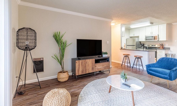 West Alameda Apartamento | Pet-Friendly 1BR Apartment in Alameda + Parking