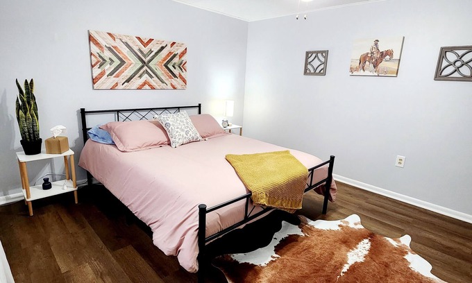Hamilton Apartamento | Pet-Friendly 1BR Suite, Walk to Quilt Co, Travel Nurse Ready, Wi-Fi + Kitchen